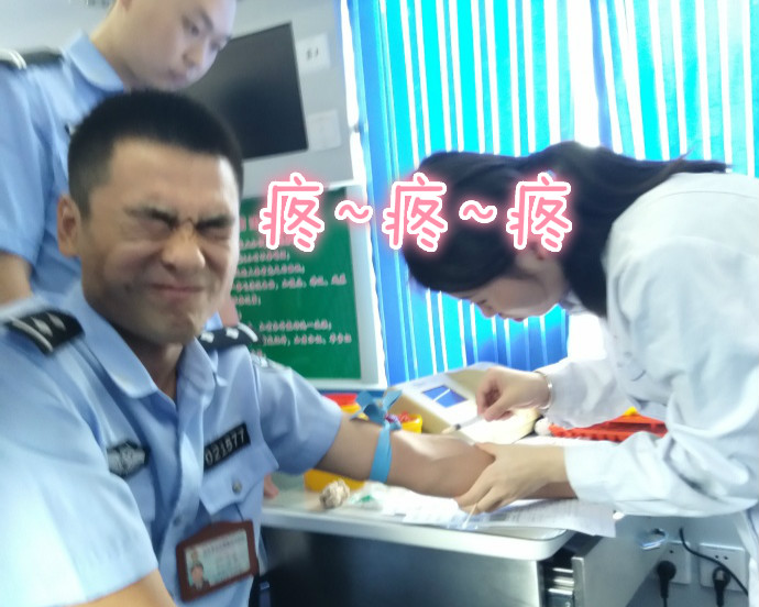 疼skr人！警察在移動(dòng)獻(xiàn)血車上的表情包亮了