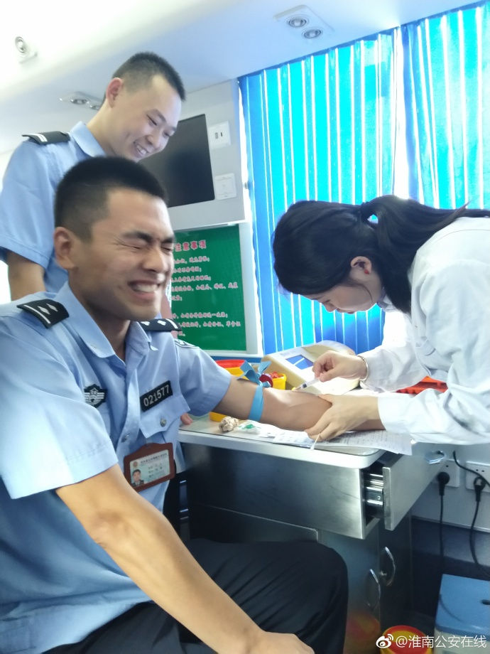 疼skr人！警察在移動(dòng)獻(xiàn)血車上的表情包亮了