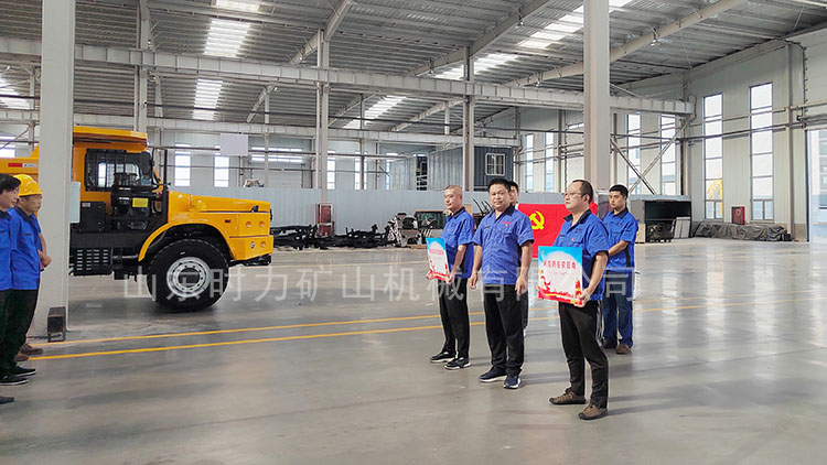 山東時力礦山機(jī)械有限公司舉辦“風(fēng)險(xiǎn)防控黨員崗”授牌儀式