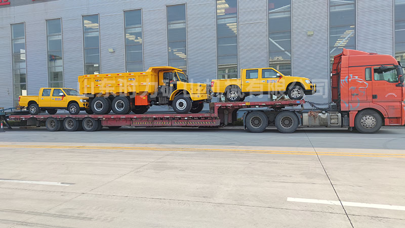 2臺(tái)運(yùn)料、1臺(tái)uq20尖頭運(yùn)輸車發(fā)往貴州